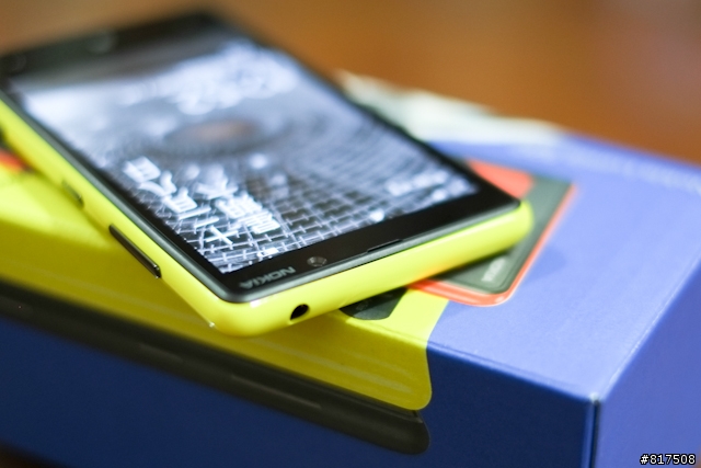 【開箱】雖然 Lumia 820 一直存在於 Lumia 920 的影子底下，導致人氣不旺，但拿到後才發現他比HTC 8X強大！