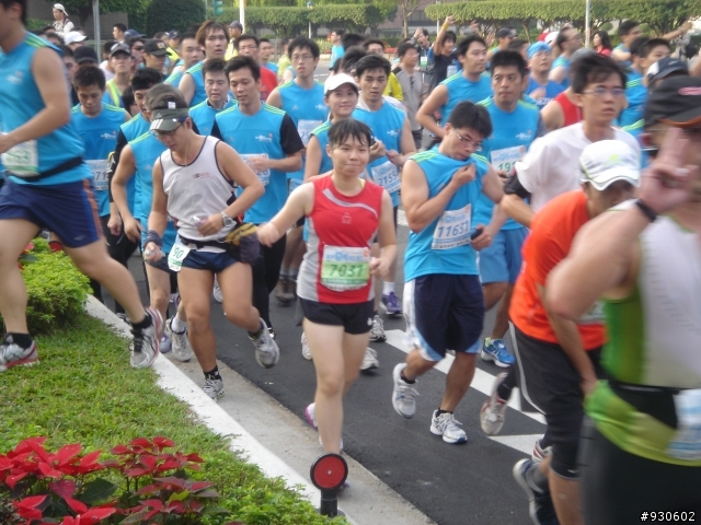 2012富邦馬拉松-仁愛路與中山南路口.07:14~07:30