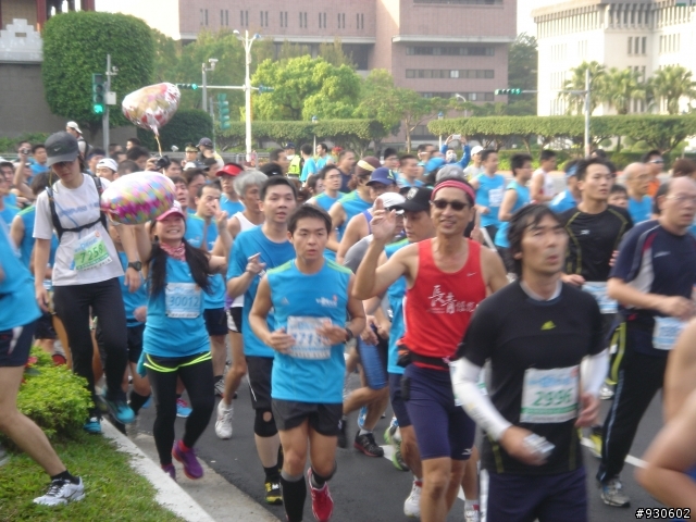 2012富邦馬拉松-仁愛路與中山南路口.07:14~07:30