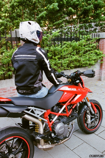 [開箱] SBK SJW12防摔衣 暨 好大"車頭燈"！