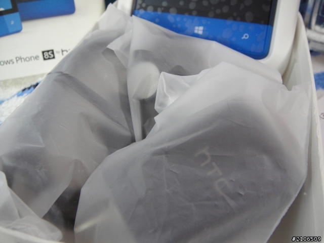 [開箱+疊疊樂]Windows Phone 8S海軍藍 by HTC