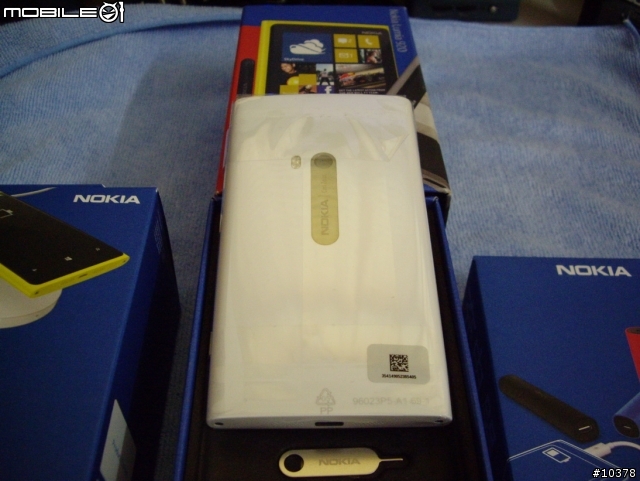 港版白色lumia 920 +充電板+行動電源簡單開箱