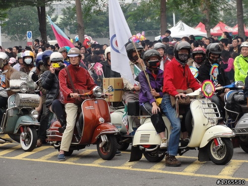2012夢時代遊行裡的Vespa