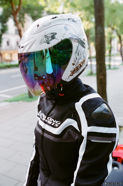 [開箱] SBK SJW12防摔衣 暨 好大"車頭燈"！