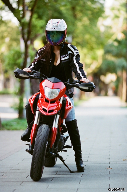 [開箱] SBK SJW12防摔衣 暨 好大"車頭燈"！