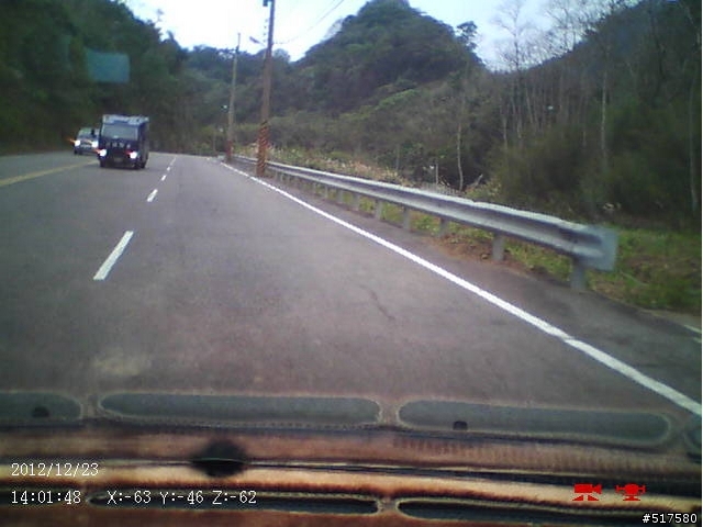 運鈔車下坡跨雙黃線