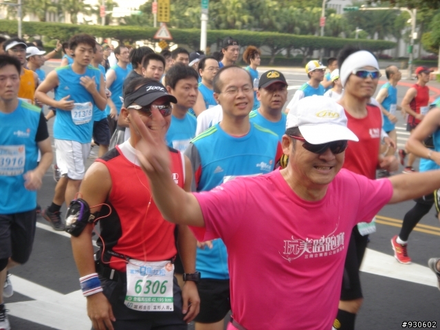 2012富邦馬拉松-仁愛路與中山南路口.07:14~07:30