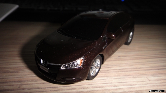 今年車展我家女人對我超好的.買了三台車給我.......其中一台BMW7系列唷...!!