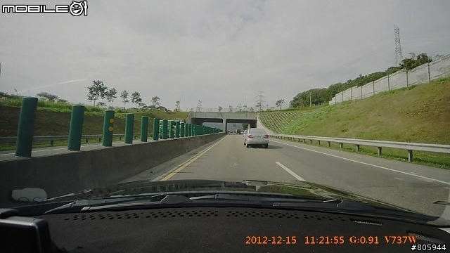 使用V737W檢舉在台64線變換車道不打方向燈的車