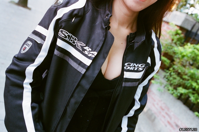 [開箱] SBK SJW12防摔衣 暨 好大"車頭燈"！