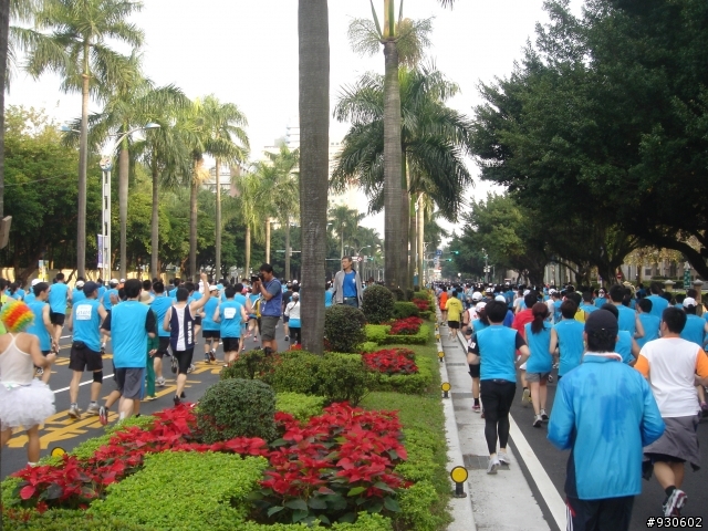 2012富邦馬拉松-仁愛路與中山南路口.07:14~07:30