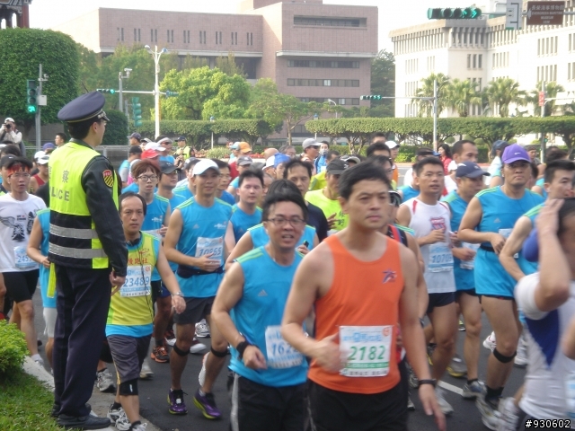 2012富邦馬拉松-仁愛路與中山南路口.07:14~07:30