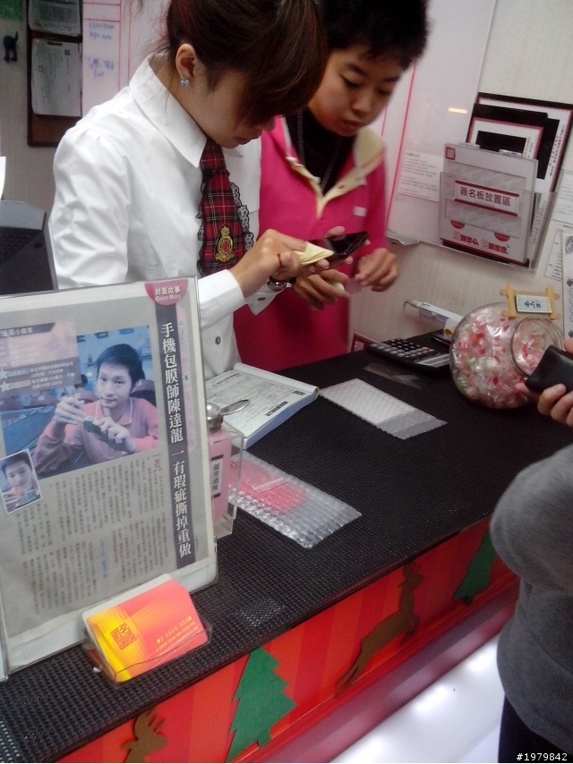 HTC DROID DNA已經出現在包膜店