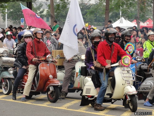 2012夢時代遊行裡的Vespa