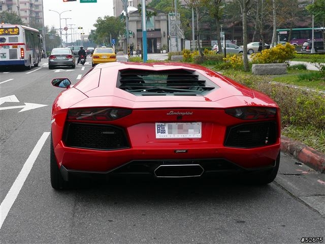 內湖遇見鮮豔紅色 Lamborghini Aventador LP700-4