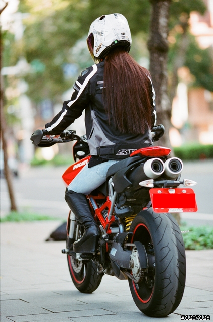 [開箱] SBK SJW12防摔衣 暨 好大"車頭燈"！