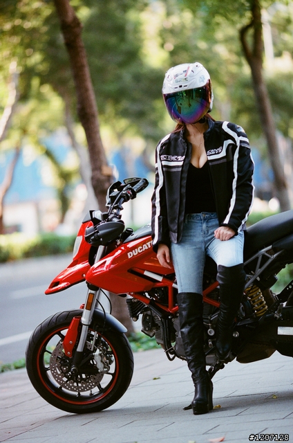 [開箱] SBK SJW12防摔衣 暨 好大"車頭燈"！