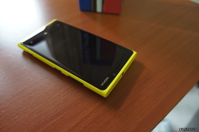 ◎ Lumia 920 黃色開箱 (圖多 加映超靈敏螢幕實測)
