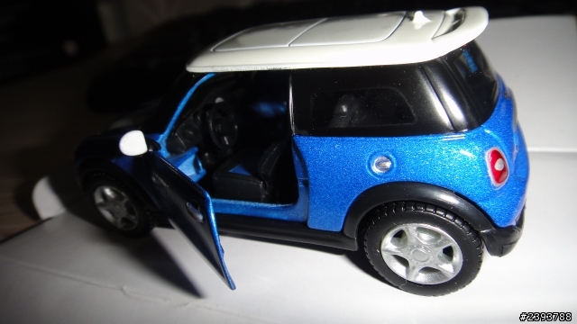 今年車展我家女人對我超好的.買了三台車給我.......其中一台BMW7系列唷...!!