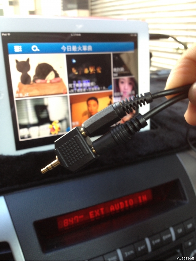 iPAD放在汽車上當成多媒體螢幕!!!好用歐^^
