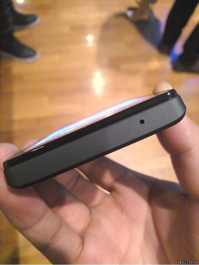 Xperia V少了實體相機鍵  逮樓~你買單嗎??
