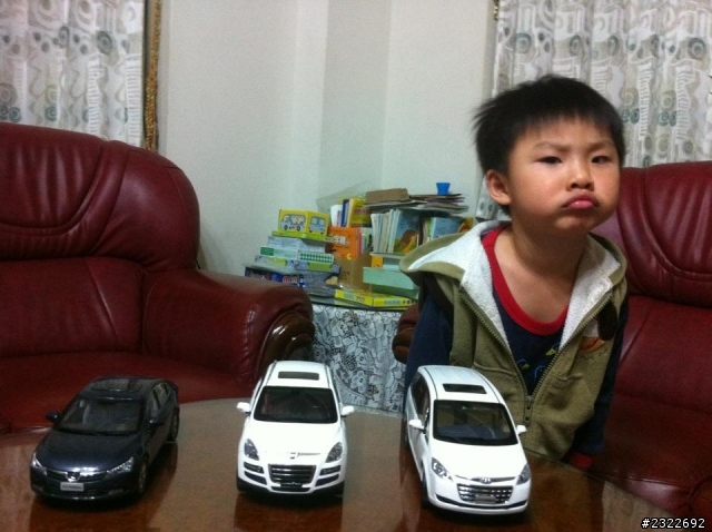 看到車友秀帥氣的警用模型車 我也讓死忠的小粉絲show一下
