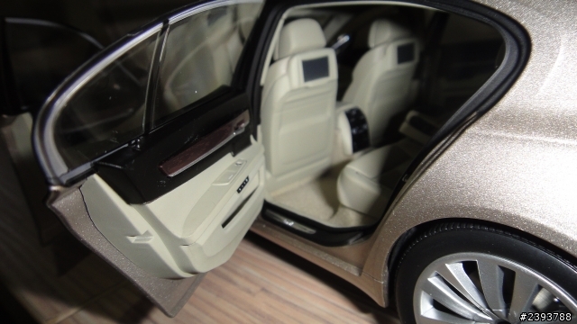 今年車展我家女人對我超好的.買了三台車給我.......其中一台BMW7系列唷...!!