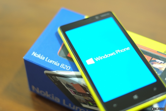 【開箱】雖然 Lumia 820 一直存在於 Lumia 920 的影子底下，導致人氣不旺，但拿到後才發現他比HTC 8X強大！