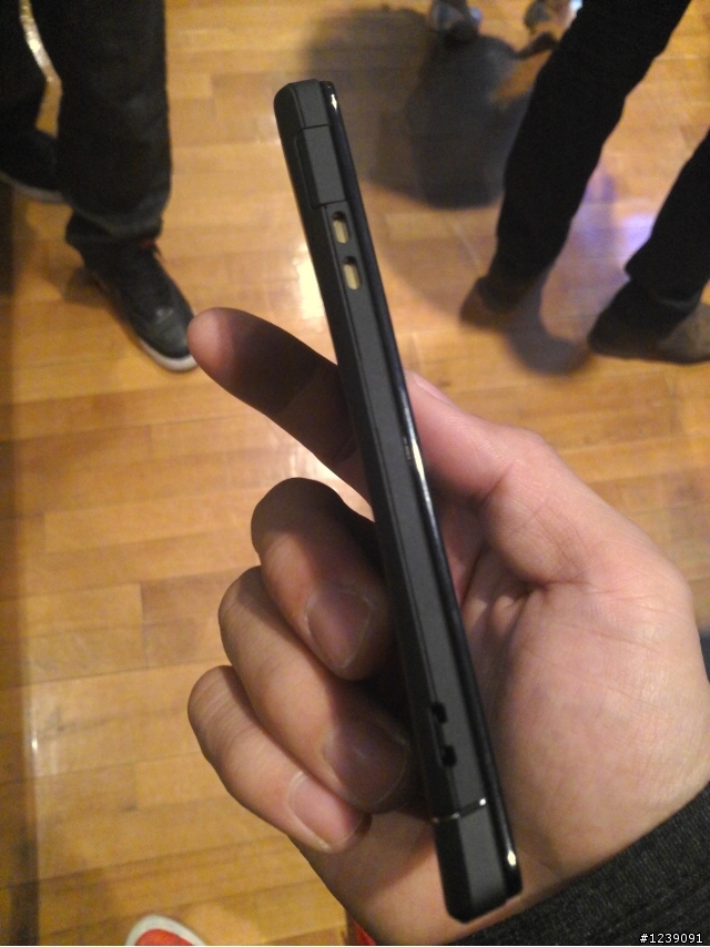 Xperia V少了實體相機鍵  逮樓~你買單嗎??