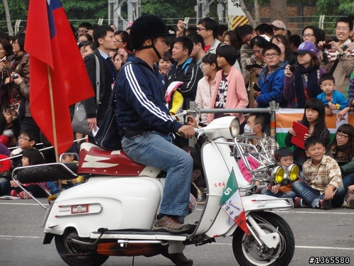 2012夢時代遊行裡的Vespa
