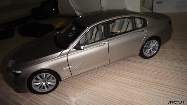 今年車展我家女人對我超好的.買了三台車給我.......其中一台BMW7系列唷...!!