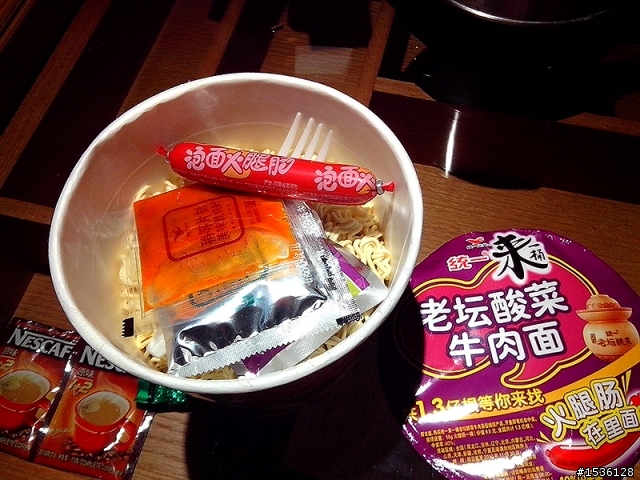[開箱] 搭載Sharp液晶和HDMI的白色V1277，不到五千的高CP值手機