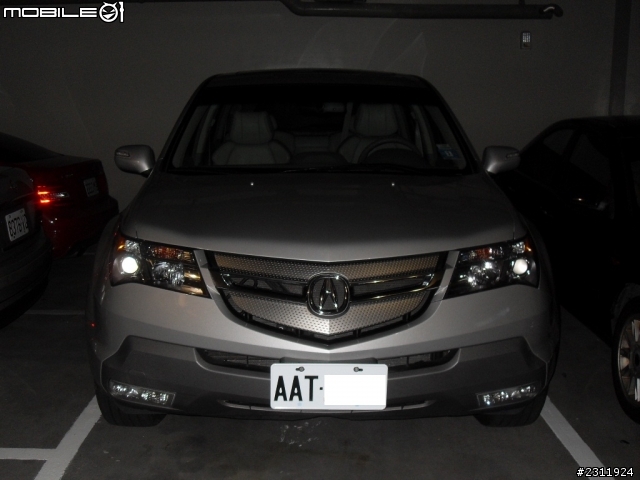 今日見到acura mdx 掛新車牌 頭香自己拿 哈哈!!