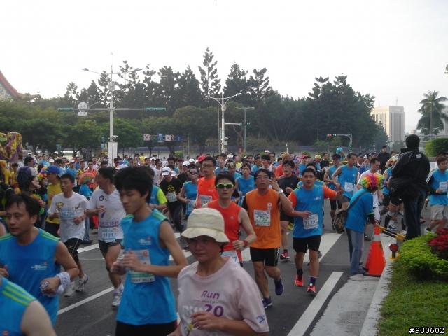 2012富邦馬拉松-仁愛路與中山南路口.07:14~07:30