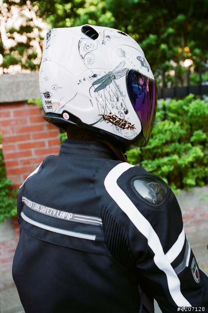 [開箱] SBK SJW12防摔衣 暨 好大"車頭燈"！