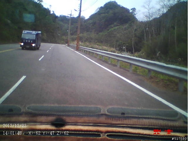 運鈔車下坡跨雙黃線