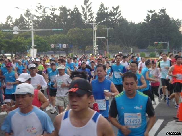 2012富邦馬拉松-仁愛路與中山南路口.07:14~07:30