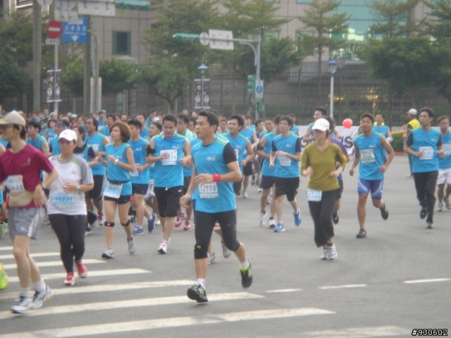 2012富邦馬拉松-仁愛路與中山南路口.07:14~07:30