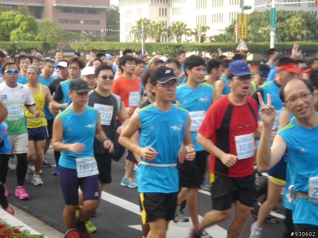 2012富邦馬拉松-仁愛路與中山南路口.07:14~07:30