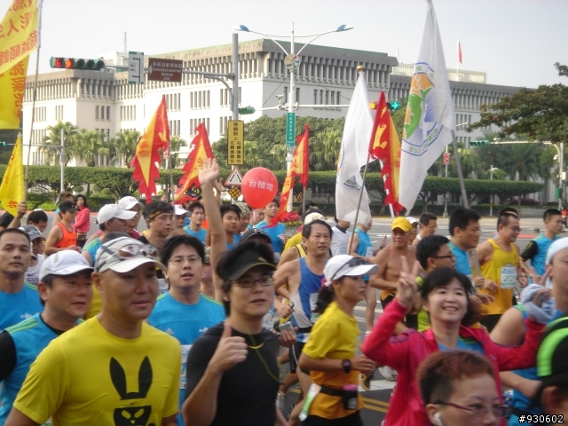 2012富邦馬拉松-仁愛路與中山南路口.07:14~07:30