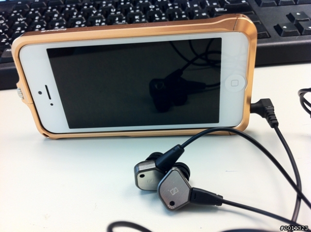 [簡易開箱] 中華電信iPhone 5 搭早就準備好的Esoterism Embrace 伍金屬殼開箱。