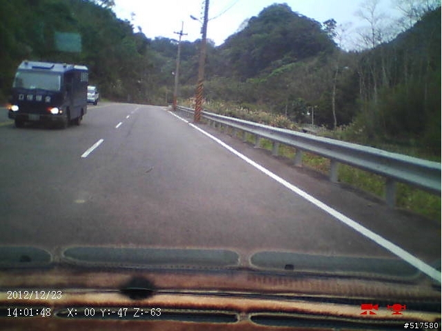 運鈔車下坡跨雙黃線