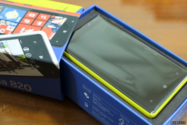 【開箱】雖然 Lumia 820 一直存在於 Lumia 920 的影子底下，導致人氣不旺，但拿到後才發現他比HTC 8X強大！