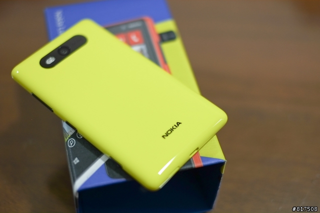 【開箱】雖然 Lumia 820 一直存在於 Lumia 920 的影子底下，導致人氣不旺，但拿到後才發現他比HTC 8X強大！
