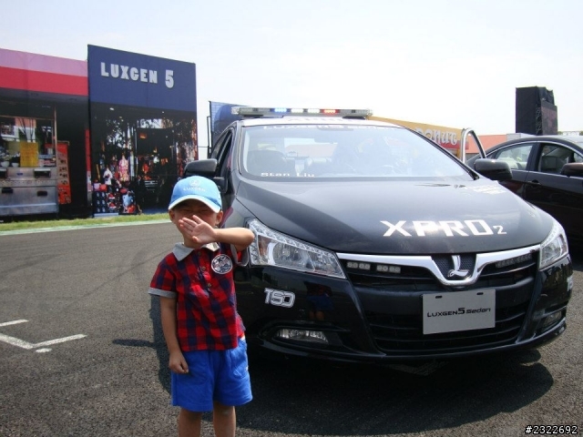 看到車友秀帥氣的警用模型車 我也讓死忠的小粉絲show一下