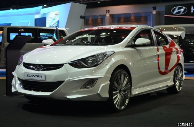 [分享] New Elantra 改裝照~那條尾翼也太高了吧?