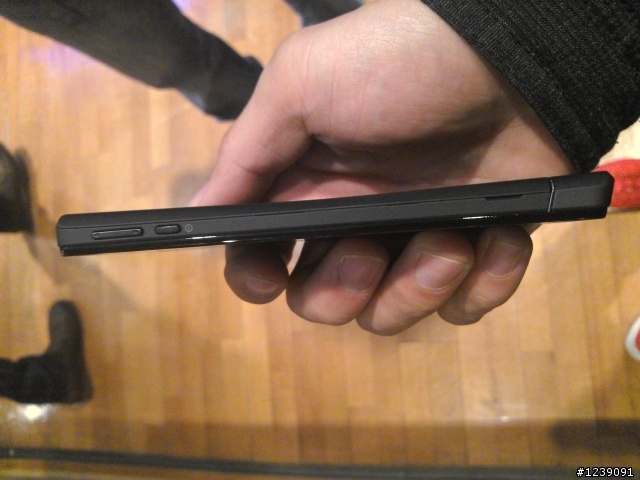 Xperia V少了實體相機鍵  逮樓~你買單嗎??