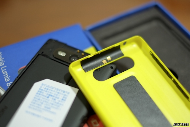 【開箱】雖然 Lumia 820 一直存在於 Lumia 920 的影子底下，導致人氣不旺，但拿到後才發現他比HTC 8X強大！