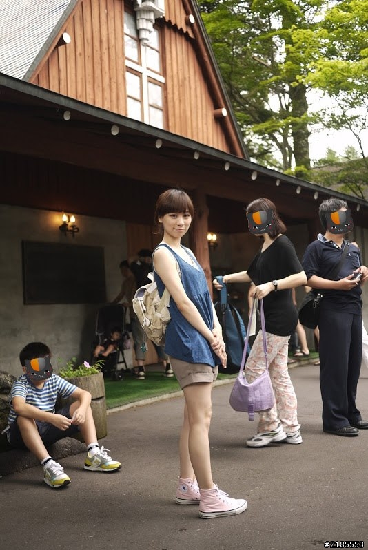 請高手幫忙PS掉朋友旁邊的人