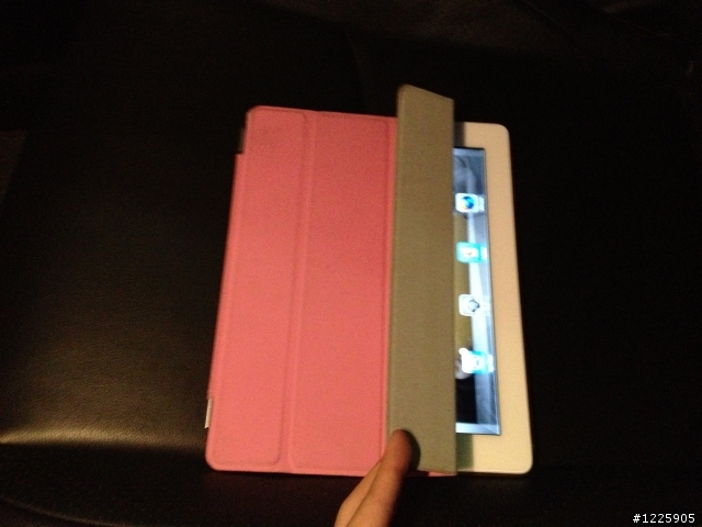 iPAD放在汽車上當成多媒體螢幕!!!好用歐^^